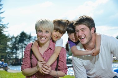 mutlu genç aile açık havada eğlence var