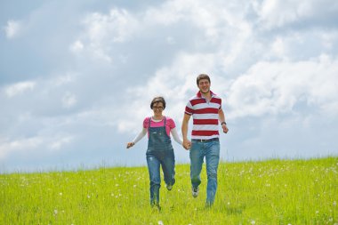 portre romantik genç çiftin birlikte gülümseyen açık