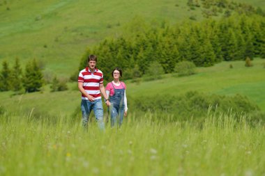 portre romantik genç çiftin birlikte gülümseyen açık