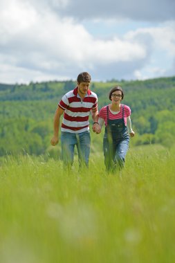 portre romantik genç çiftin birlikte gülümseyen açık