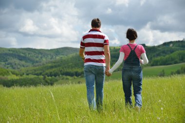 portre romantik genç çiftin birlikte gülümseyen açık