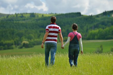 portre romantik genç çiftin birlikte gülümseyen açık