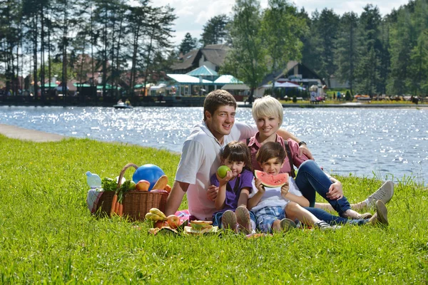 Famiglia felice giocare insieme in un pic-nic all'aperto — Foto Stock