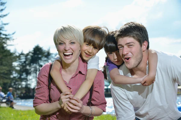 Feliz familia joven divertirse al aire libre — Foto de Stock