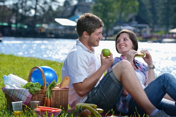 Šťastný mladý pár s venkovní piknik — Stock fotografie