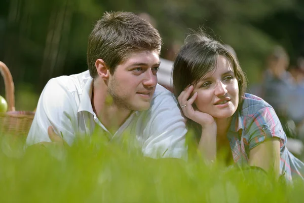 Felice giovane coppia avendo un pic-nic all'aperto — Foto Stock