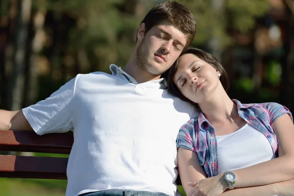 Portrét romantického mladý pár spolu s úsměvem venkovní — Stock fotografie