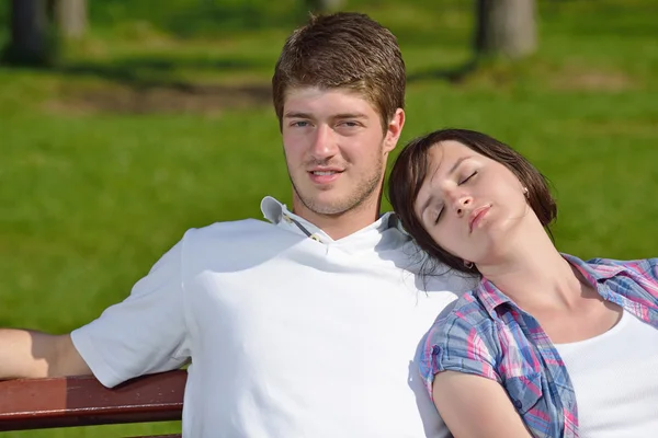Porträtt av romantiska unga paret leende tillsammans utomhus — Stockfoto