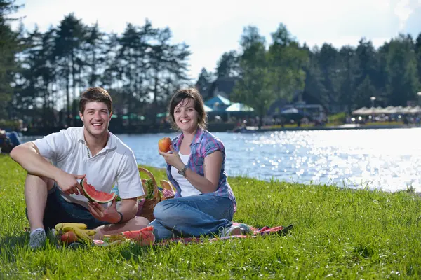 Pasangan muda yang bahagia sedang piknik di luar — Stok Foto