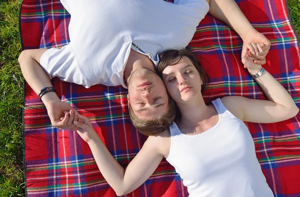Feliz pareja joven teniendo un picnic al aire libre —  Fotos de Stock