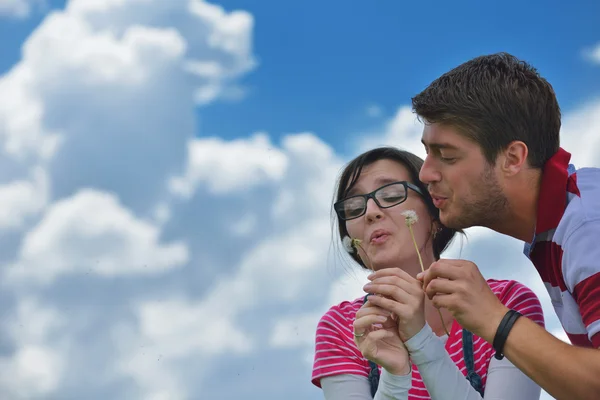 Retrato de casal jovem romântico sorrindo juntos ao ar livre — Fotografia de Stock