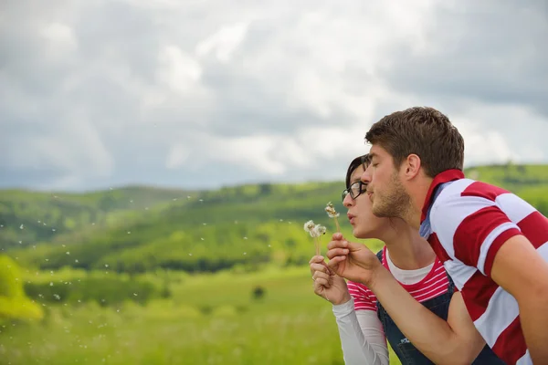 Πορτρέτο του ρομαντική νεαρό ζευγάρι χαμογελώντας μαζί υπαίθρια — Φωτογραφία Αρχείου