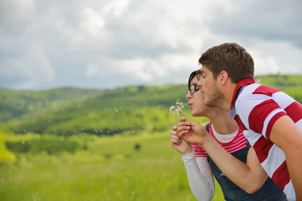 ロマンチックな若いカップルは一緒に笑みを浮かべて肖像屋外 — ストック写真