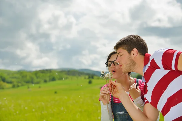 Портрет романтичної молодої пари, яка посміхається разом на відкритому повітрі — стокове фото