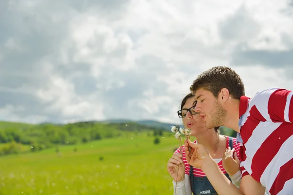 Retrato de pareja joven y romántica sonriendo juntos al aire libre — Foto de Stock