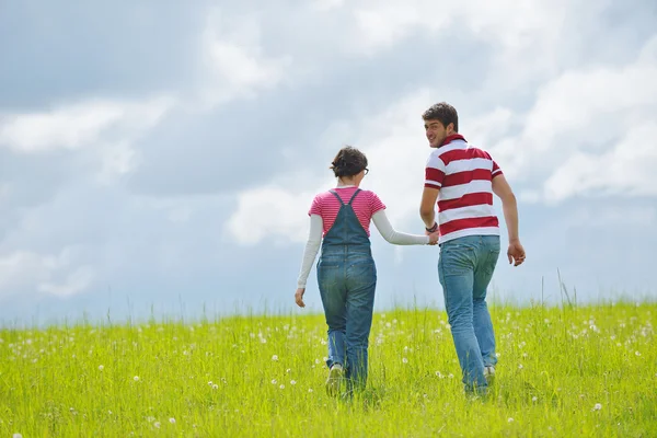 Retrato de pareja joven y romántica sonriendo juntos al aire libre — Foto de Stock