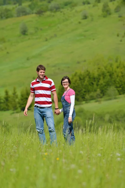 Portrait de jeune couple romantique souriant ensemble en plein air — Photo