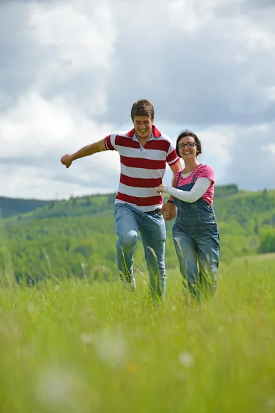 Retrato de pareja joven y romántica sonriendo juntos al aire libre —  Fotos de Stock