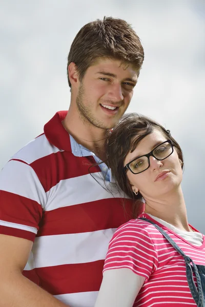 Ritratto di romantica giovane coppia sorridente insieme all'aperto — Foto Stock