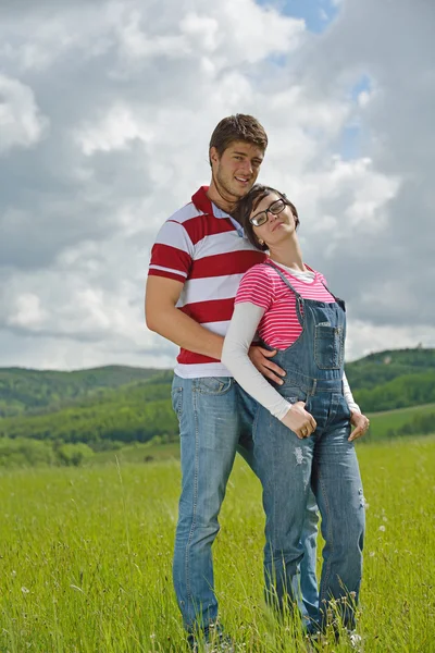Портрет романтической молодой пары, улыбающейся вместе на открытом воздухе — стоковое фото