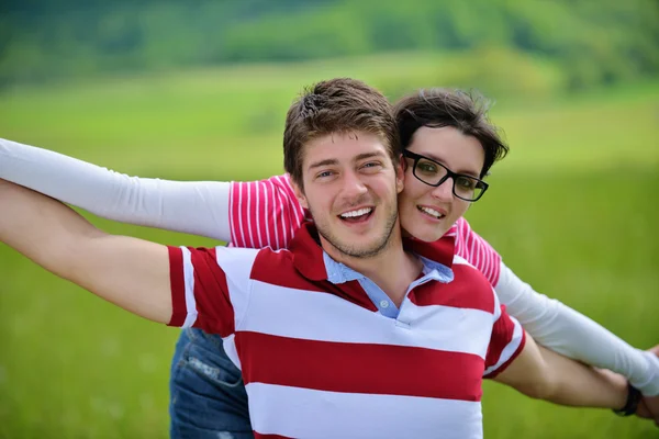Portret romantyczny młoda para razem uśmiechający się odkryty — Zdjęcie stockowe