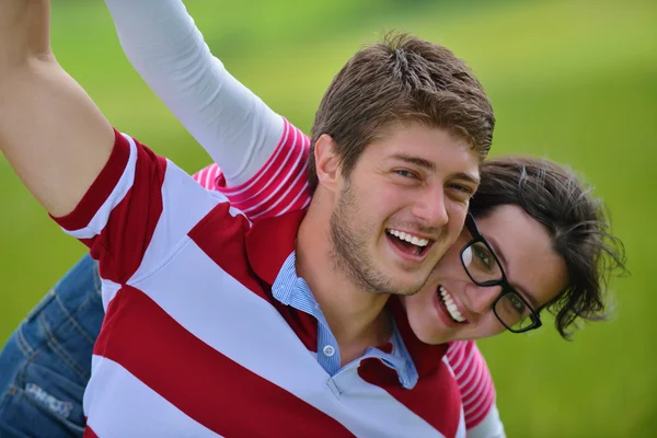 Πορτρέτο του ρομαντική νεαρό ζευγάρι χαμογελώντας μαζί υπαίθρια — Φωτογραφία Αρχείου