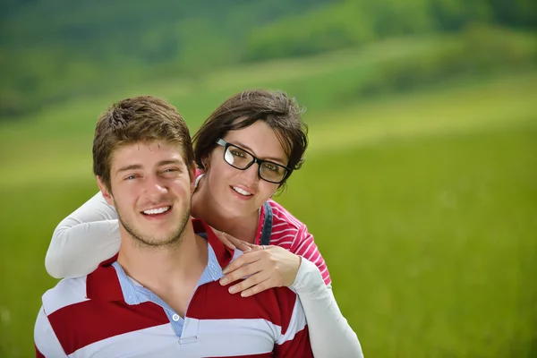浪漫的年轻夫妇在一起微笑的肖像户外 — 图库照片
