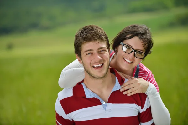 Portret van romantische jong koppel lachend samen buiten — Stockfoto