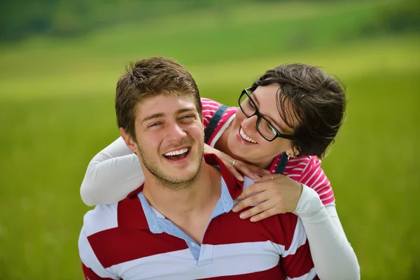 浪漫的年轻夫妇在一起微笑的肖像户外 — 图库照片