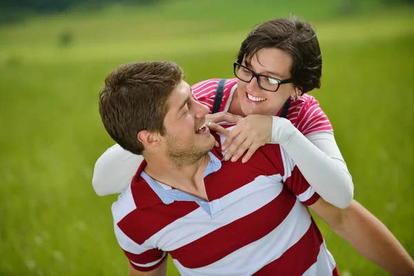 Portret van romantische jong koppel lachend samen buiten — Stockfoto