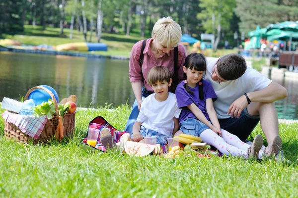 Familia feliz jugando juntos en un picnic al aire libre — Foto de Stock