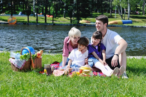 Famiglia felice giocare insieme in un pic-nic all'aperto — Foto Stock