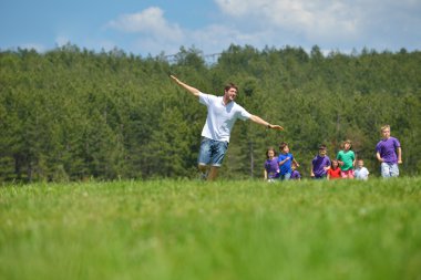 mutlu çocuk grubu doğada eğlence var