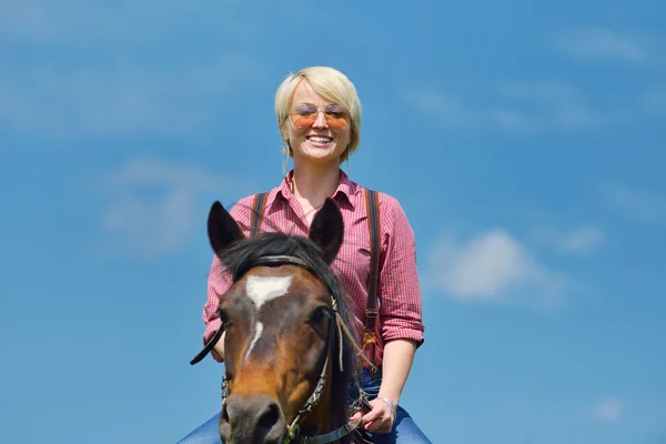 Ευτυχισμένη γυναίκα σε άλογο — Φωτογραφία Αρχείου