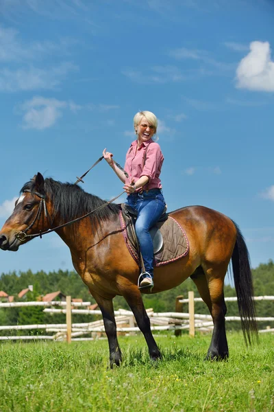Femme heureuse à cheval — Photo