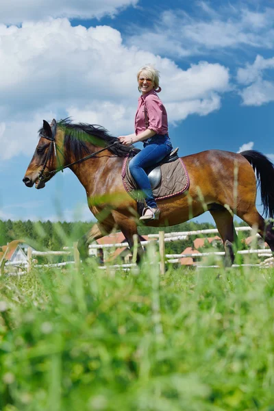 Femme heureuse à cheval — Photo