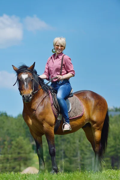 Mulher feliz a cavalo — Fotografia de Stock