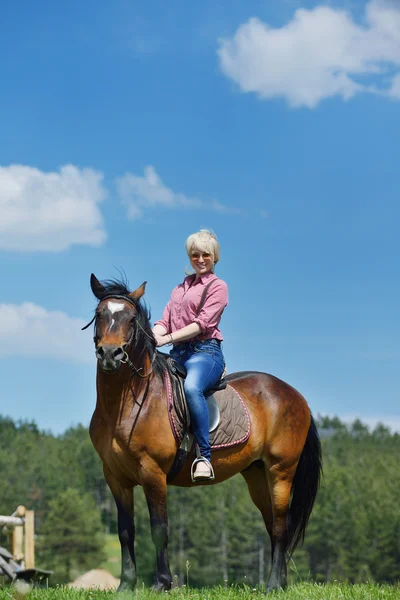 Mulher feliz a cavalo — Fotografia de Stock