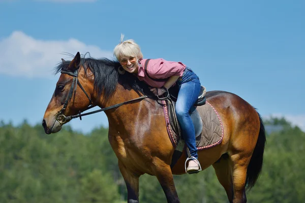 Glückliche Frau auf dem Pferd — Stockfoto