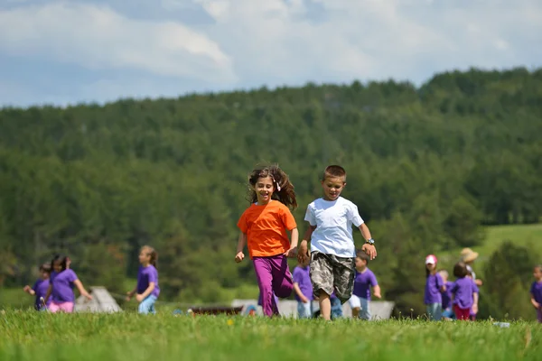 Feliz grupo de niños divertirse en la naturaleza — Foto de Stock