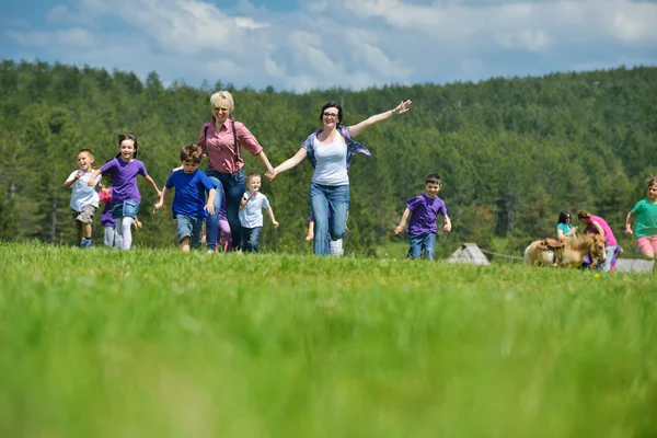 Boldog gyerekek csoport jó szórakozást a természetben — Stock Fotó