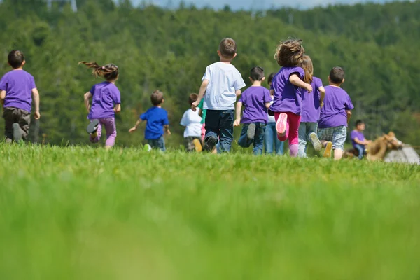Feliz grupo de niños divertirse en la naturaleza — Foto de Stock