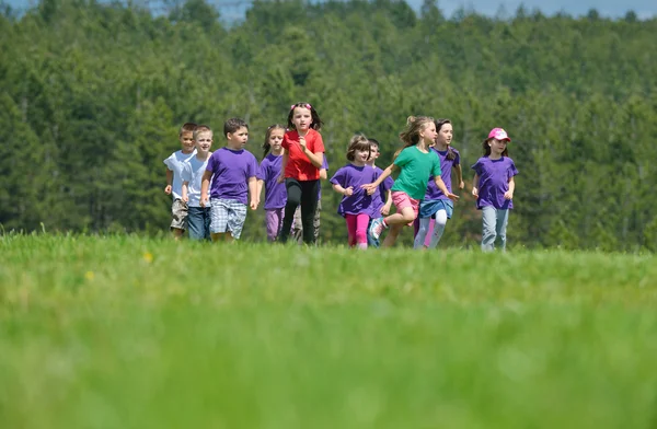 Glada barn grupp ha kul i naturen — Stockfoto
