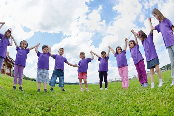 Щасливі діти групи розважаються в природі — стокове фото