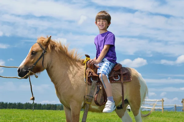 Niño paseo pony —  Fotos de Stock
