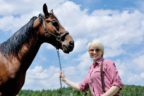 Ευτυχισμένη γυναίκα σε άλογο — Φωτογραφία Αρχείου