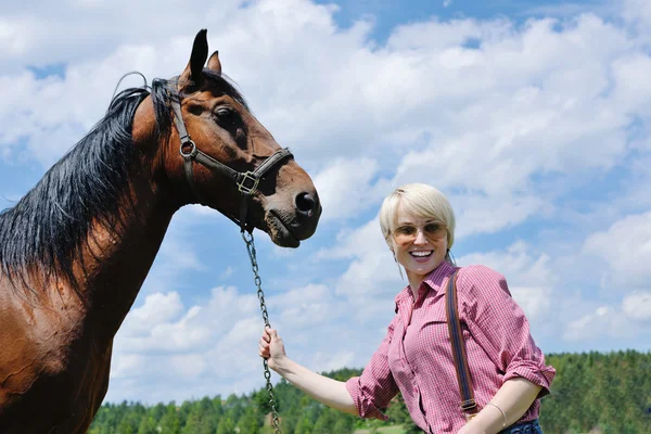 Šťastná žena na koni — Stock fotografie