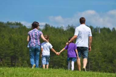 mutlu genç aile açık havada eğlence var