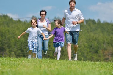 mutlu genç aile açık havada eğlence var