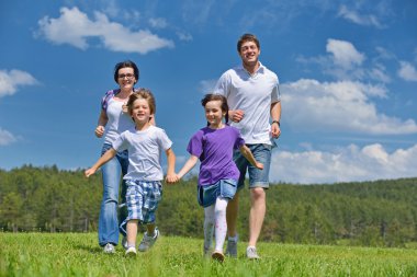 mutlu genç aile açık havada eğlence var